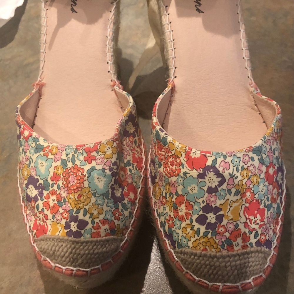 Floral Wedges Sz9 Like New